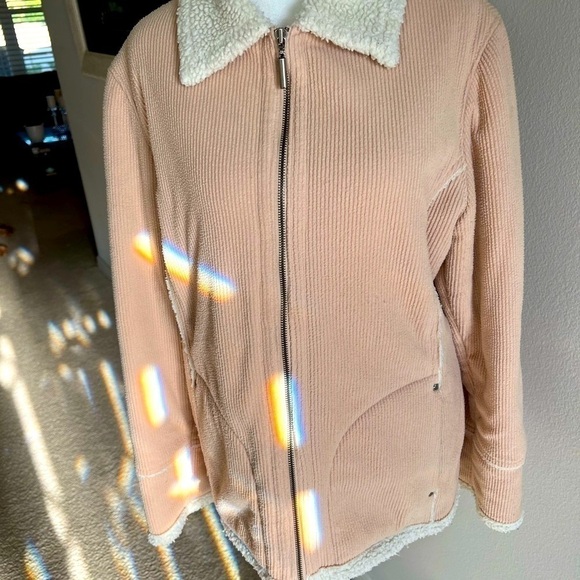 Pre Owned Great Condition Tan zipper front cozy winter coat. Size L. - Picture 3 of 10